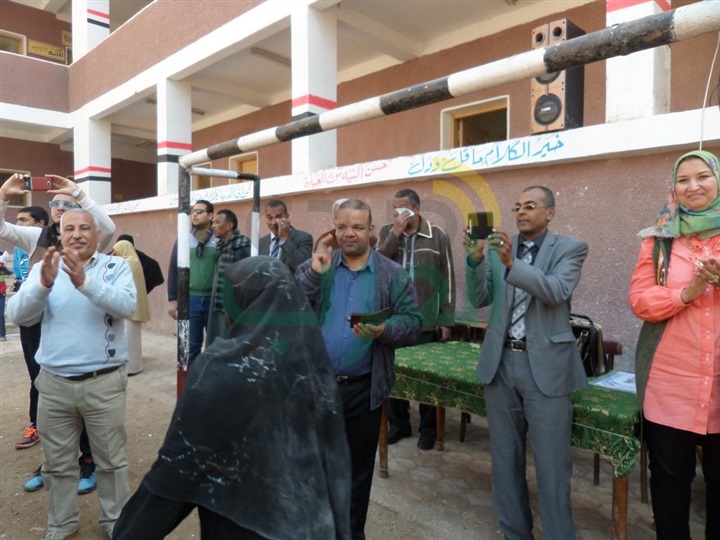 بالصور.. تعليمية "نجع حمادي" تُشرف على تنفيذ خُطة إخلاء مدرسة خالد بن الوليد الابتدائية