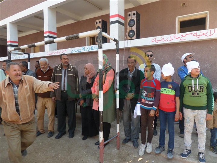 بالصور.. تعليمية "نجع حمادي" تُشرف على تنفيذ خُطة إخلاء مدرسة خالد بن الوليد الابتدائية