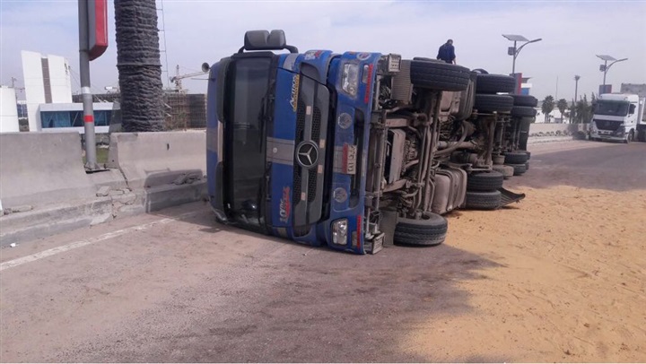 بالصور.. انقلاب سيارة نقل على الطريق الصحراوي