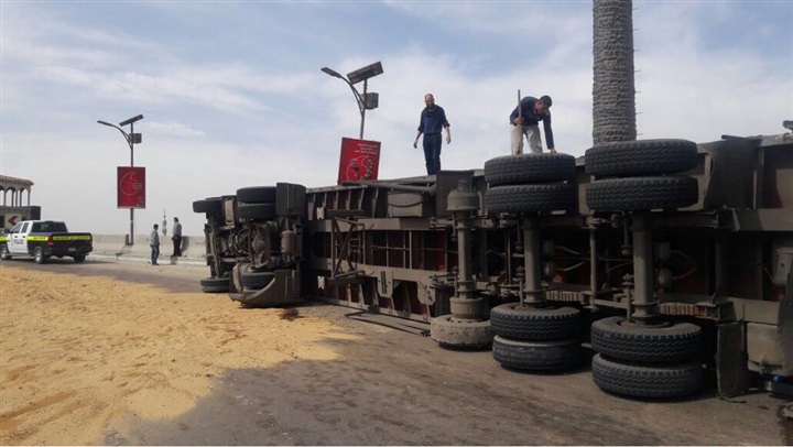 بالصور.. انقلاب سيارة نقل على الطريق الصحراوي