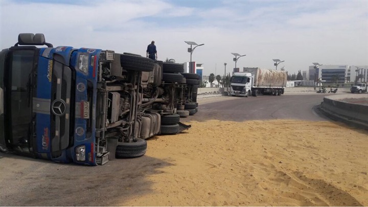 بالصور.. انقلاب سيارة نقل على الطريق الصحراوي