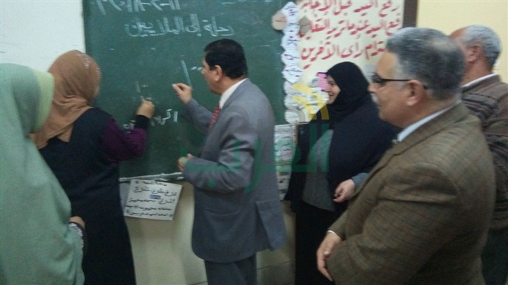 بالصور.. وكيل تعليم كفر الشيخ يتفقد فصول محو الأمية 