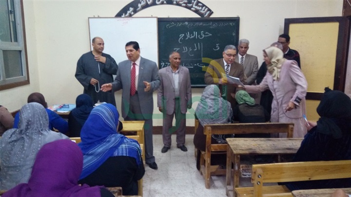 بالصور.. وكيل تعليم كفر الشيخ يتفقد فصول محو الأمية 