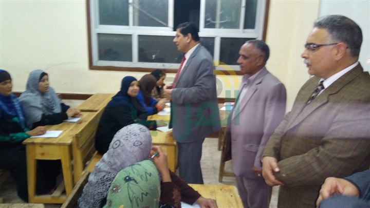 بالصور.. وكيل تعليم كفر الشيخ يتفقد فصول محو الأمية 