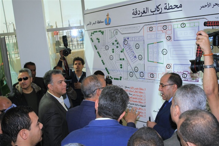وزير النقل يفتتح محطة انتظار ركاب بمدينة سفاجا