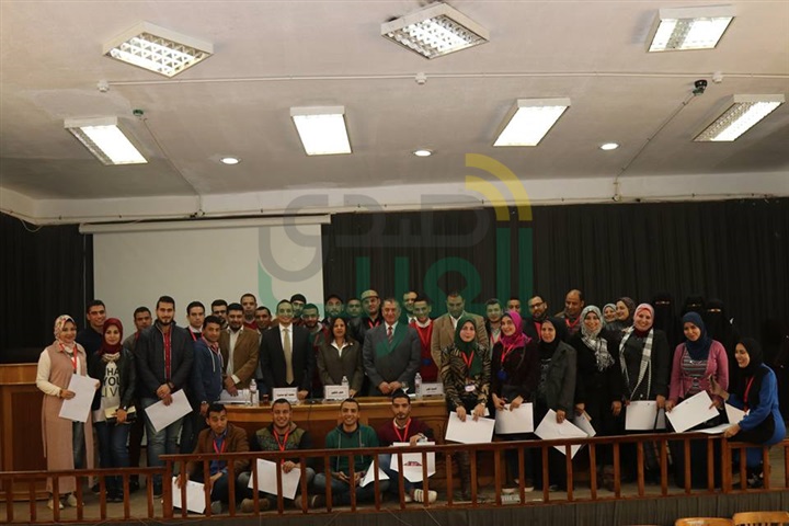 بالأسماء..محافظ كفر الشيخ يشهد تسليم منح  شهادات وزارة الاتصالات لـ 40 متدرب