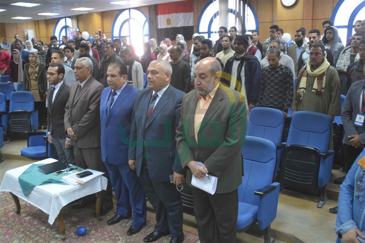 محافظ المنيا يسلم 21 تروسيكلا من "صناع الحياة"