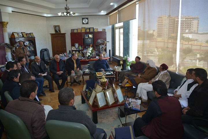 عمد ومشايخ مطروح يقدمون التهنئة للمحافظ بمناسبة مرور العام الثالث على توليه مسؤولية المحافظة 