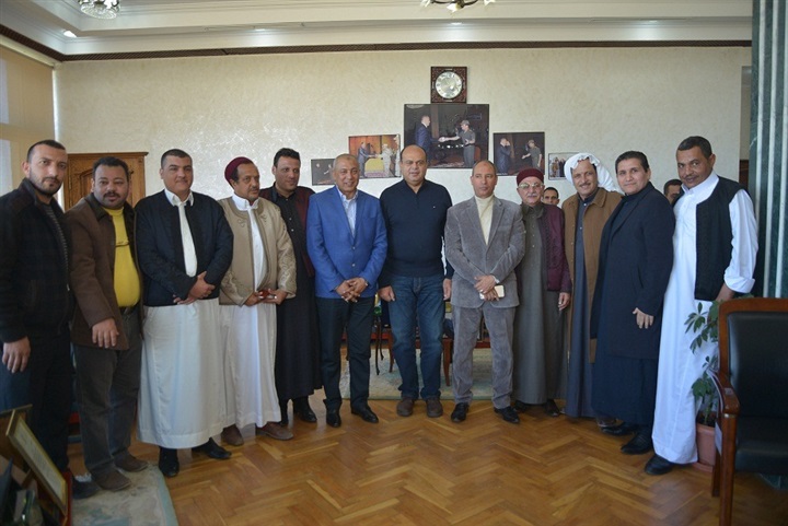 عمد ومشايخ مطروح يقدمون التهنئة للمحافظ بمناسبة مرور العام الثالث على توليه مسؤولية المحافظة 
