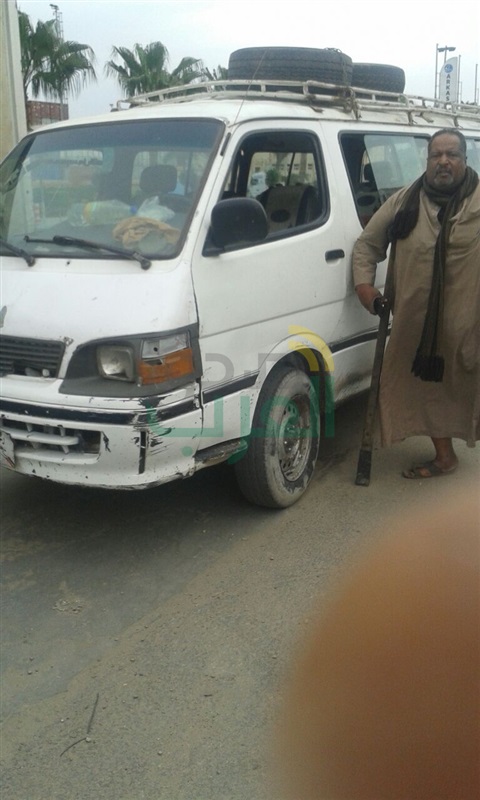 بالصور.. ضبط سائق يقود ميكروباص بـ«رجل واحدة»