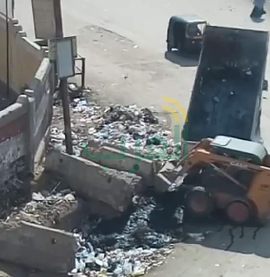  كارثة بالصور.. مجلس مدينة قليوب يلقى بالمخلفات أمام مدرسة 