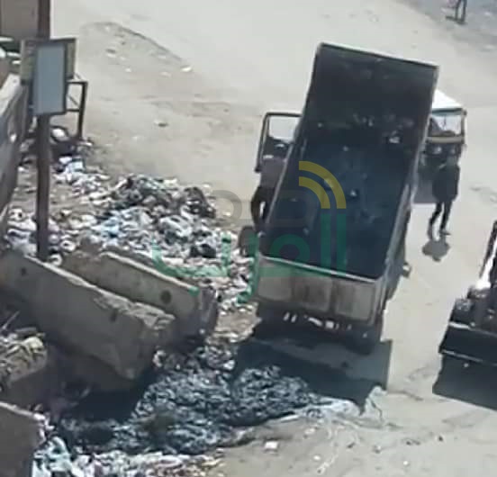  كارثة بالصور.. مجلس مدينة قليوب يلقى بالمخلفات أمام مدرسة 