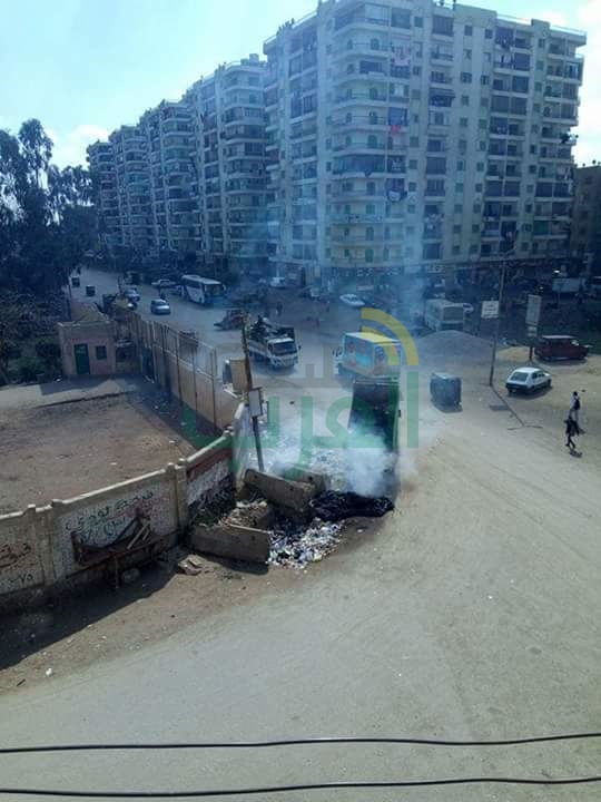  كارثة بالصور.. مجلس مدينة قليوب يلقى بالمخلفات أمام مدرسة 