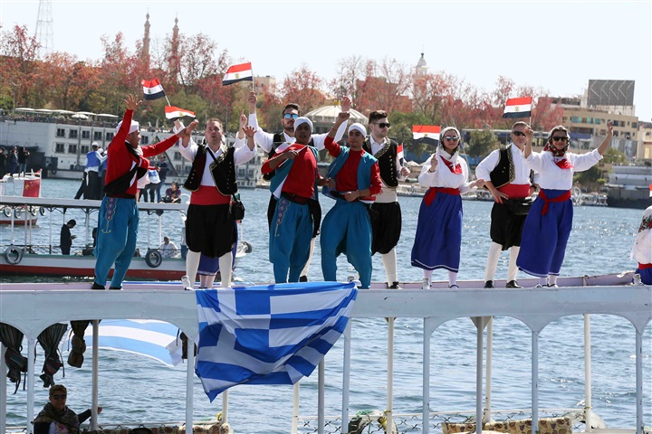 موكب نيلي لـ7 دول من 3 قارات في مهرجان أسوان الدولي للثقافة والفنون موكب نيلي لـ7 دول من 3 قارات في مهرجان أسوان الدولي للثقافة والفنون