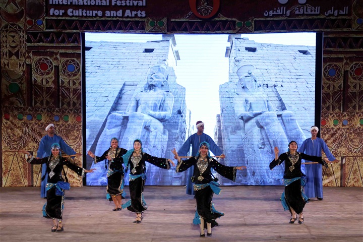 موكب نيلي لـ7 دول من 3 قارات في مهرجان أسوان الدولي للثقافة والفنون موكب نيلي لـ7 دول من 3 قارات في مهرجان أسوان الدولي للثقافة والفنون