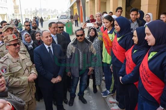 محافظ الإسكندرية علي رأس وفد من طلاب مدارس المحافظة في زيارة لمشروع "بشاير الخير"  