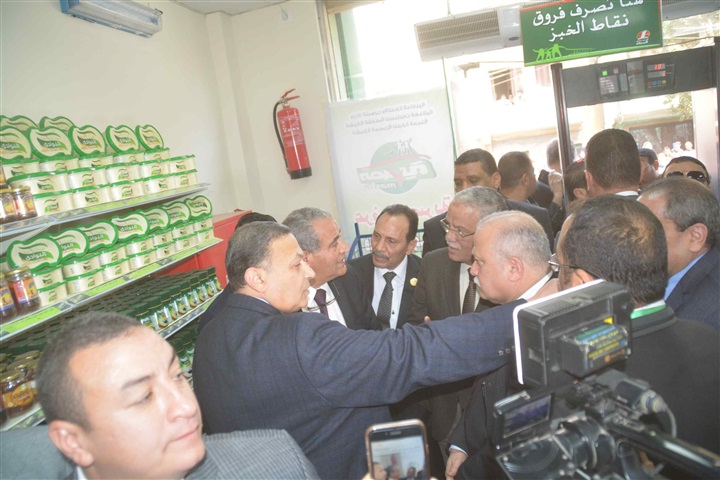 وزير التموين يفتتح صومعة بنىي مزار ومجمع سلع بمطاي