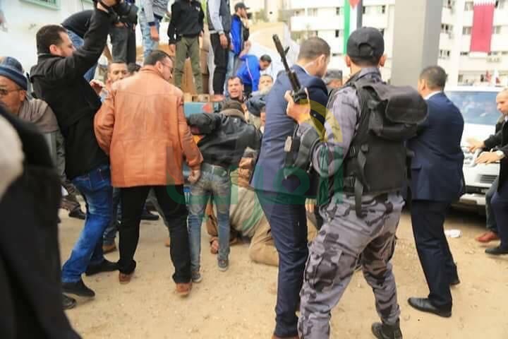 علقة ساخنة للسفير القطرى على يد عمال مسشفى فى غزه