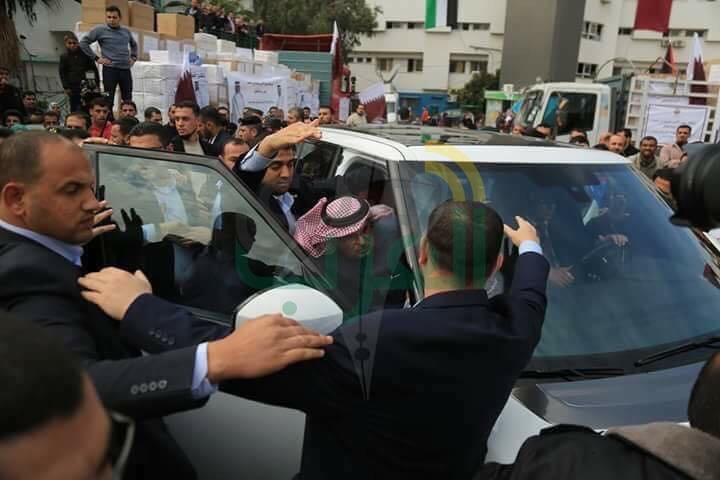 علقة ساخنة للسفير القطرى على يد عمال مسشفى فى غزه