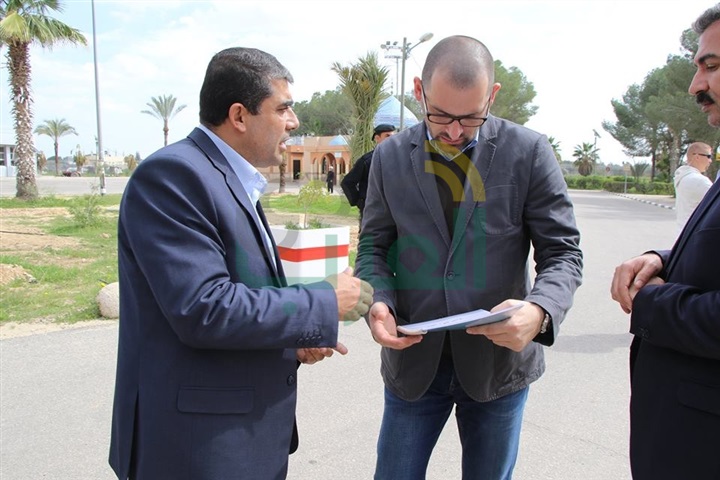 علقة ساخنة للسفير القطرى على يد عمال مسشفى فى غزه