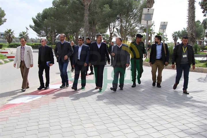 علقة ساخنة للسفير القطرى على يد عمال مسشفى فى غزه