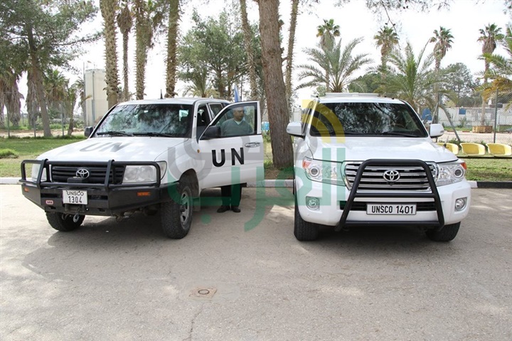 علقة ساخنة للسفير القطرى على يد عمال مسشفى فى غزه