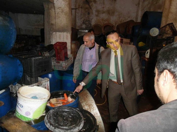 ضبط 5.5 طن "مخلالات" فاسدة بمصنع في كفر الشيخ