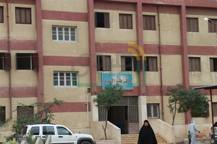 محافظ كفر الشيخ يكافئ العاملين بمركز طب الأسرة بـ"إبشان" لجهودهم المتميزة