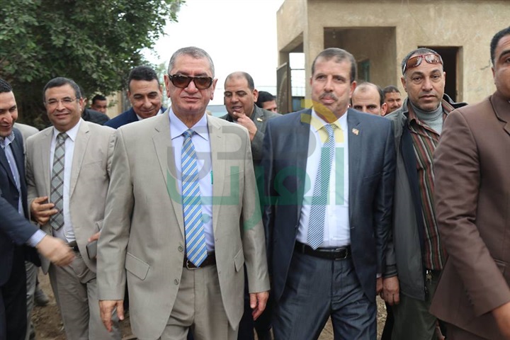 محافظ كفر الشيخ يكافئ العاملين بمركز طب الأسرة بـ"إبشان" لجهودهم المتميزة