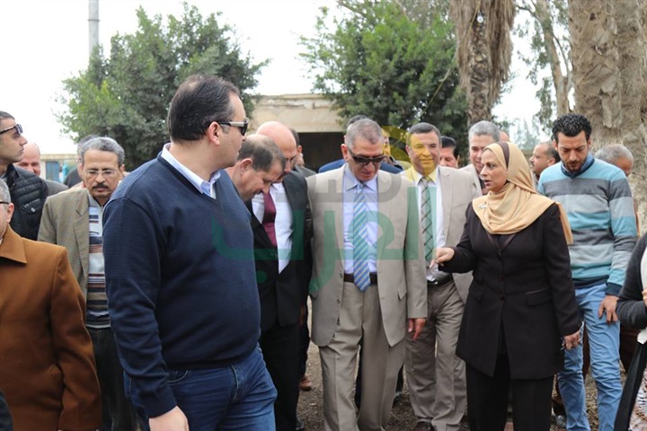 محافظ كفر الشيخ يكافئ العاملين بمركز طب الأسرة بـ"إبشان" لجهودهم المتميزة