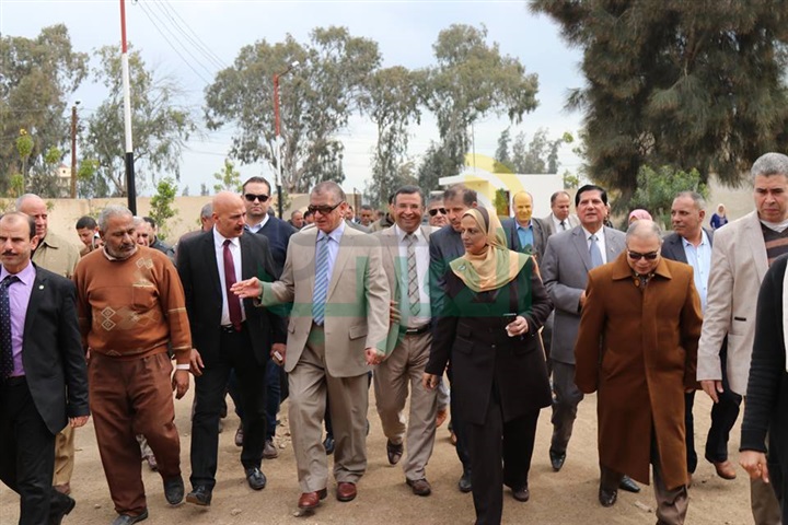 محافظ كفر الشيخ يكافئ العاملين بمركز طب الأسرة بـ"إبشان" لجهودهم المتميزة