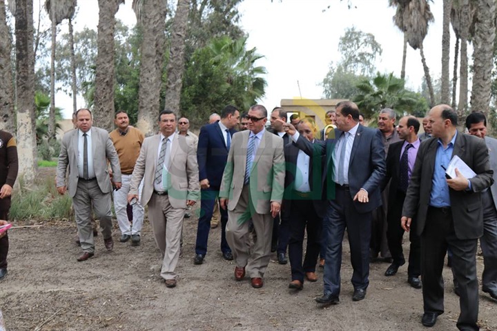 محافظ كفر الشيخ يكافئ العاملين بمركز طب الأسرة بـ"إبشان" لجهودهم المتميزة