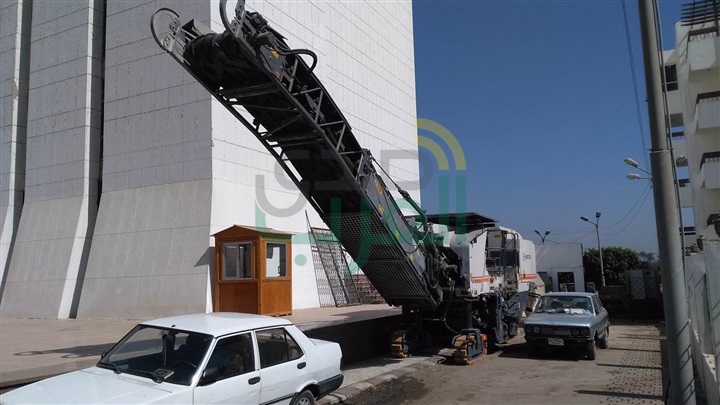 وصول معدة جديدة لكشط الأسفلت ورصف عدة طرق بالأحياء والمراكز بأسيوط