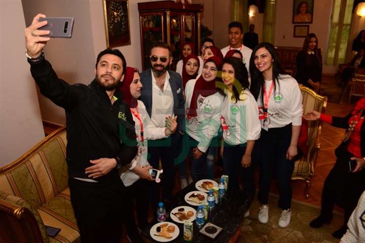 بالصور.. تامر حسني وطارق علام والعديد من الفنانين فى حملة التبرع بالدم بكلية الإعلام بالصور.. تامر حسني وطارق علام والعديد من الفنانين فى حملة التبرع بالدم بكلية الإعلام
