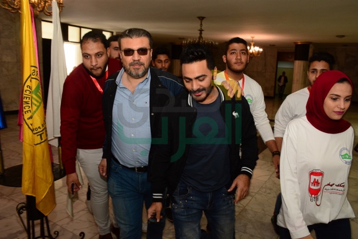 بالصور.. تامر حسني وطارق علام والعديد من الفنانين فى حملة التبرع بالدم بكلية الإعلام بالصور.. تامر حسني وطارق علام والعديد من الفنانين فى حملة التبرع بالدم بكلية الإعلام