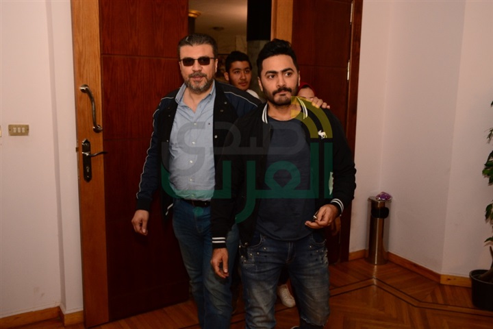 بالصور.. تامر حسني وطارق علام والعديد من الفنانين فى حملة التبرع بالدم بكلية الإعلام بالصور.. تامر حسني وطارق علام والعديد من الفنانين فى حملة التبرع بالدم بكلية الإعلام