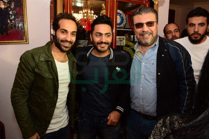 بالصور.. تامر حسني وطارق علام والعديد من الفنانين فى حملة التبرع بالدم بكلية الإعلام بالصور.. تامر حسني وطارق علام والعديد من الفنانين فى حملة التبرع بالدم بكلية الإعلام