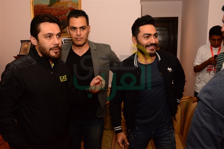 بالصور.. تامر حسني وطارق علام والعديد من الفنانين فى حملة التبرع بالدم بكلية الإعلام بالصور.. تامر حسني وطارق علام والعديد من الفنانين فى حملة التبرع بالدم بكلية الإعلام