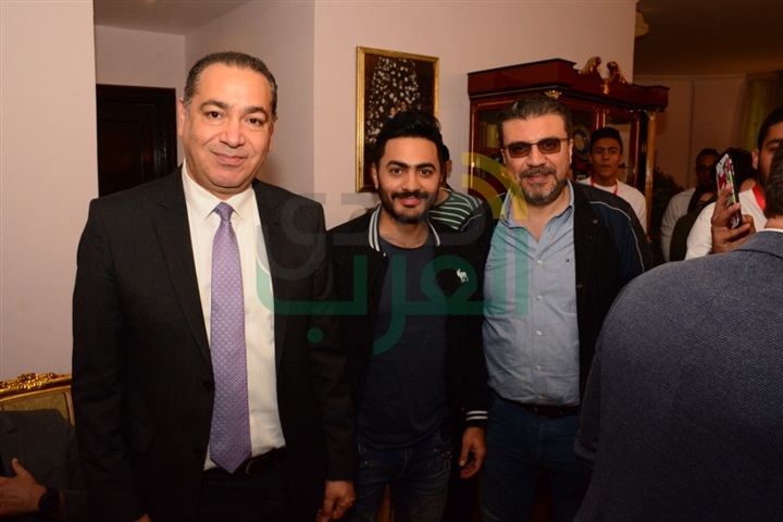 بالصور.. تامر حسني وطارق علام والعديد من الفنانين فى حملة التبرع بالدم بكلية الإعلام بالصور.. تامر حسني وطارق علام والعديد من الفنانين فى حملة التبرع بالدم بكلية الإعلام