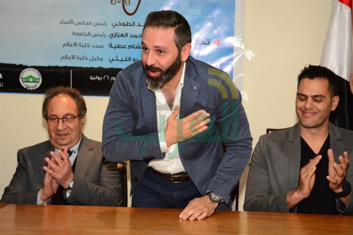 بالصور.. تامر حسني وطارق علام والعديد من الفنانين فى حملة التبرع بالدم بكلية الإعلام بالصور.. تامر حسني وطارق علام والعديد من الفنانين فى حملة التبرع بالدم بكلية الإعلام