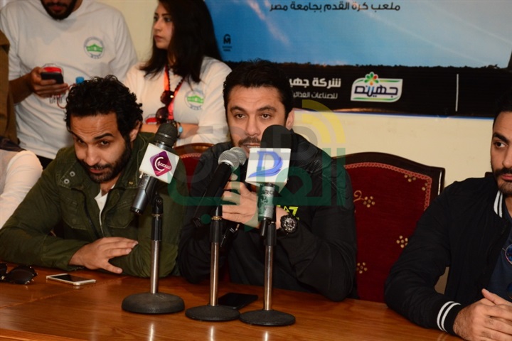 بالصور.. تامر حسني وطارق علام والعديد من الفنانين فى حملة التبرع بالدم بكلية الإعلام بالصور.. تامر حسني وطارق علام والعديد من الفنانين فى حملة التبرع بالدم بكلية الإعلام