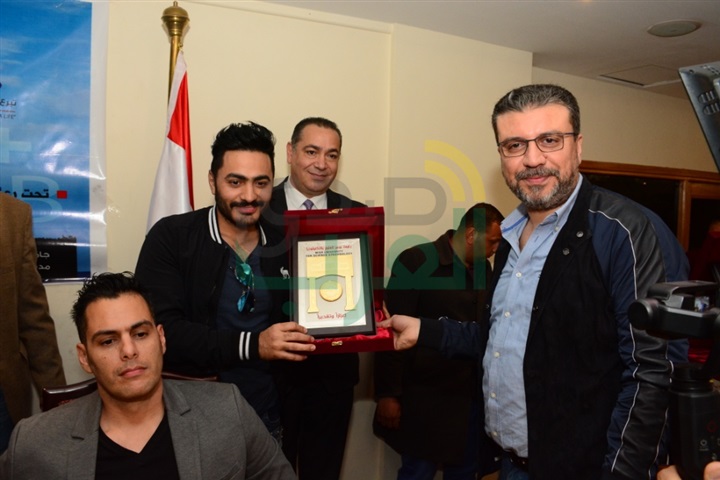 بالصور.. تامر حسني وطارق علام والعديد من الفنانين فى حملة التبرع بالدم بكلية الإعلام بالصور.. تامر حسني وطارق علام والعديد من الفنانين فى حملة التبرع بالدم بكلية الإعلام