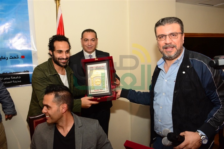 بالصور.. تامر حسني وطارق علام والعديد من الفنانين فى حملة التبرع بالدم بكلية الإعلام بالصور.. تامر حسني وطارق علام والعديد من الفنانين فى حملة التبرع بالدم بكلية الإعلام