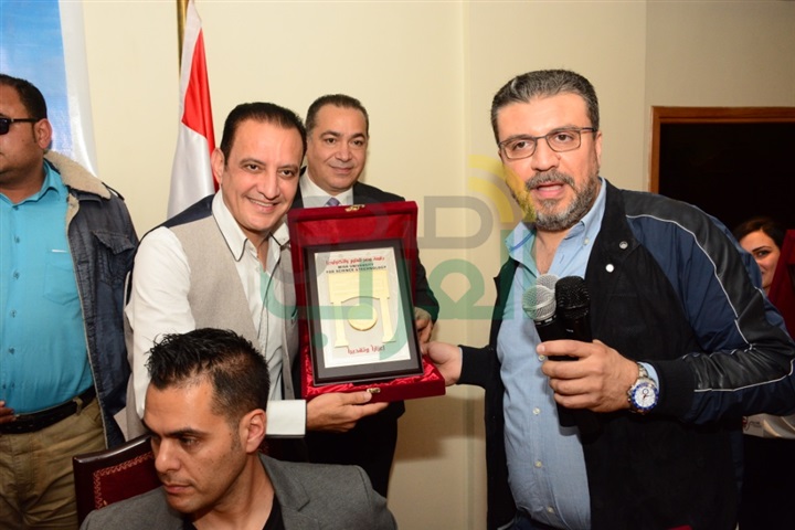 بالصور.. تامر حسني وطارق علام والعديد من الفنانين فى حملة التبرع بالدم بكلية الإعلام بالصور.. تامر حسني وطارق علام والعديد من الفنانين فى حملة التبرع بالدم بكلية الإعلام