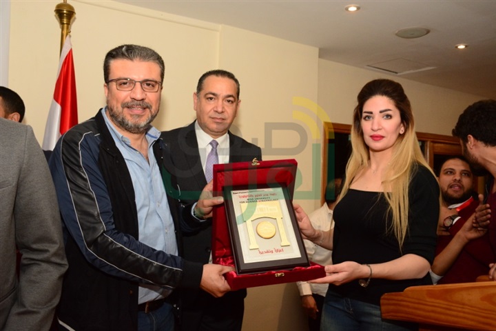 بالصور.. تامر حسني وطارق علام والعديد من الفنانين فى حملة التبرع بالدم بكلية الإعلام بالصور.. تامر حسني وطارق علام والعديد من الفنانين فى حملة التبرع بالدم بكلية الإعلام