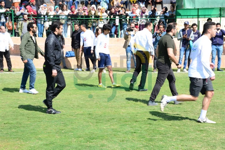 بالصور.. تامر حسني وطارق علام والعديد من الفنانين فى حملة التبرع بالدم بكلية الإعلام بالصور.. تامر حسني وطارق علام والعديد من الفنانين فى حملة التبرع بالدم بكلية الإعلام
