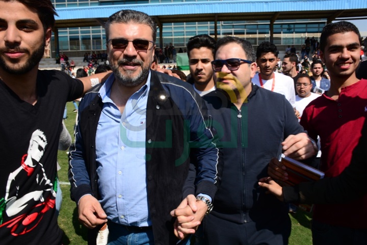بالصور.. تامر حسني وطارق علام والعديد من الفنانين فى حملة التبرع بالدم بكلية الإعلام بالصور.. تامر حسني وطارق علام والعديد من الفنانين فى حملة التبرع بالدم بكلية الإعلام