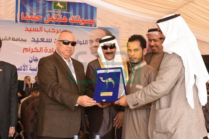 محافظ الشرقية يوزع دروع التميزعلى المتسابقين الفائزين فى مهرجان الشرقية التاسع للهجن العربية