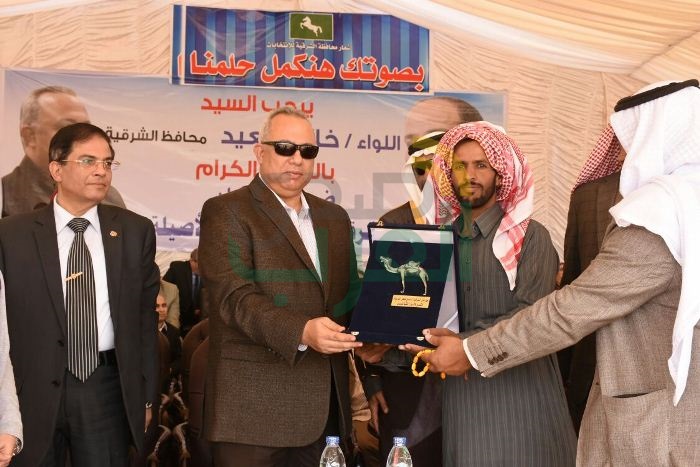 محافظ الشرقية يوزع دروع التميزعلى المتسابقين الفائزين فى مهرجان الشرقية التاسع للهجن العربية