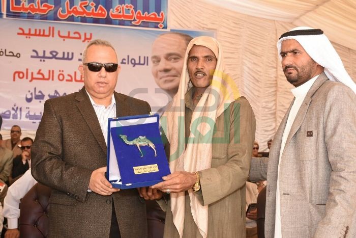 محافظ الشرقية يوزع دروع التميزعلى المتسابقين الفائزين فى مهرجان الشرقية التاسع للهجن العربية